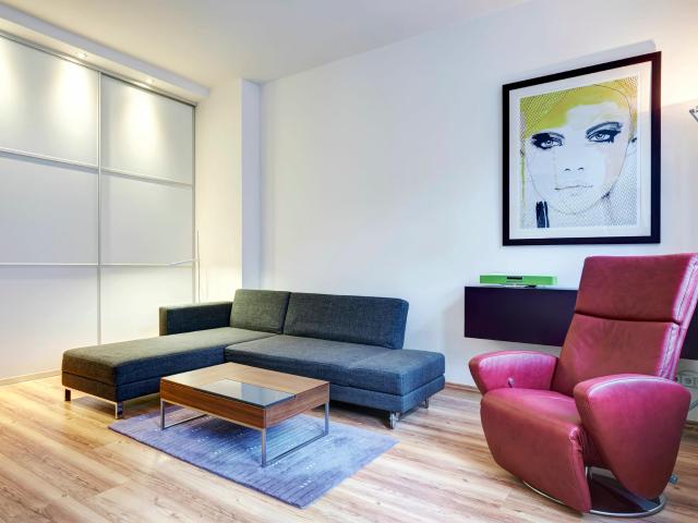Quiet Studio Apartment with Box Spring Bed near Lietzensee in Charlottenburg