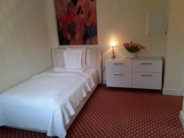 Quiet studio apartment with park view, Frankfurt Amsterdam Apartments for Rent