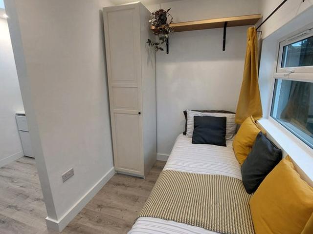 Quiet studio with shared garden and parking