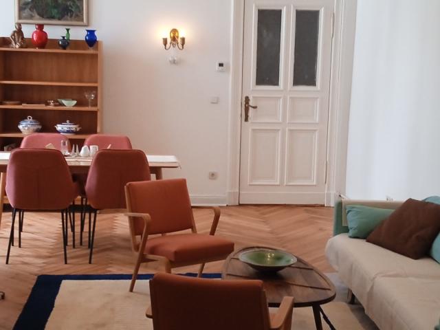 Quiet & stylish & sunny Wilhelminian style 4 room apartment with a view of the Landwehr Canal