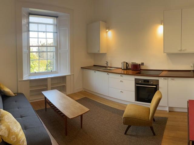 Quiet Summerhall flat with views of Arthur Seat