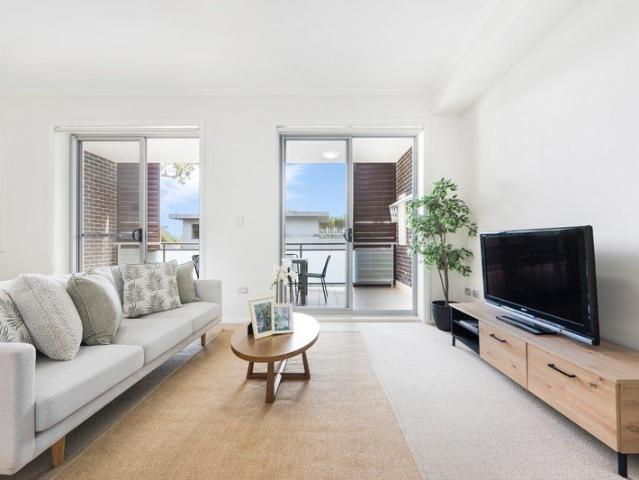 Quietly modern, full brick quality with village life steps away
