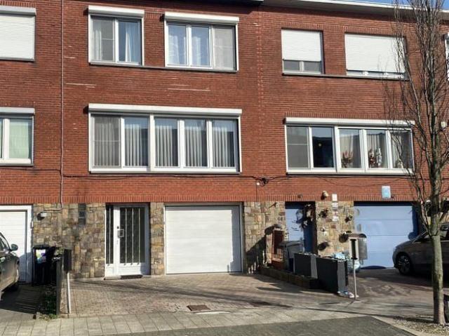Quietly located bel etage with 3 bedrooms and garden