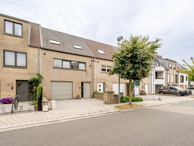Quietly located, furnished bel etage house with garage