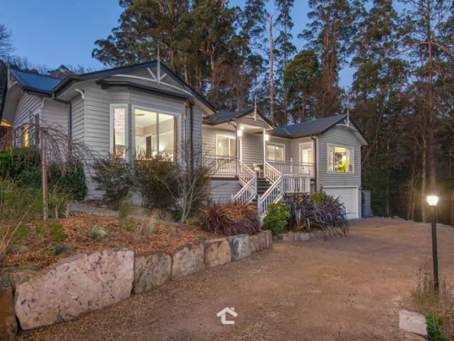 Quietly Spectacular, Cleverly Versatile on 1 ¼ Acres