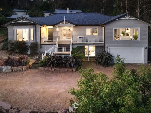 Quietly Spectacular, Cleverly Versatile on 1 ¼ Acres
