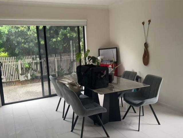 Quietly townhouse, walking distance to Hope Island Marketplace