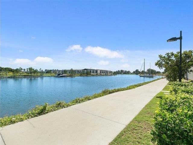 Quietly townhouse, walking distance to Hope Island Marketplace