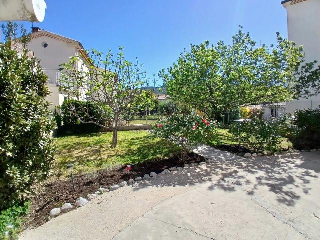 Quillan: Maison de 3 chambres, garage et jardin en centre vi. 75m² Quillan