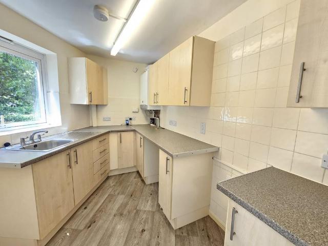 Quinneys, Farnborough GU14 2 bed flat to rent £1,300 pcm £300 pw