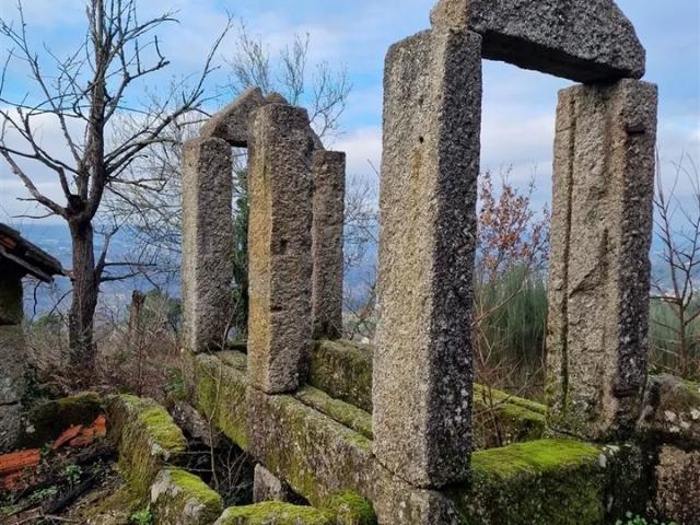 Quinta/terreno com cinco casas em pedra para recuperar