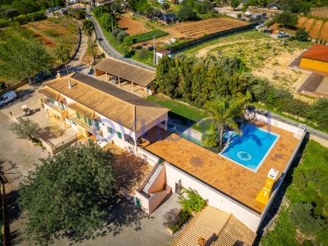 Quinta com 2,5 ha, moradia, 2 apartamentos, piscina, no Algarve