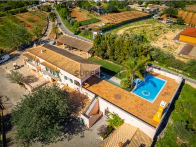 Quinta com 2,5 ha, moradia, 2 apartamentos, piscina, no Algarve
