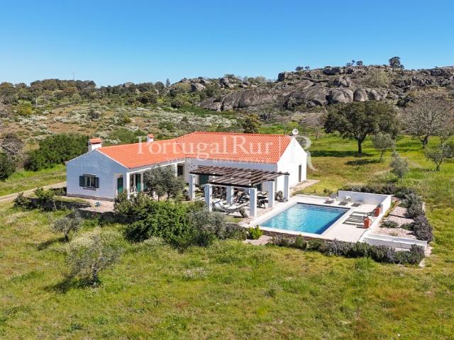 Quinta | 2 Moradias Habitáveis T4 + T2 e piscina em Castelo. 315m² Santiago Maior
