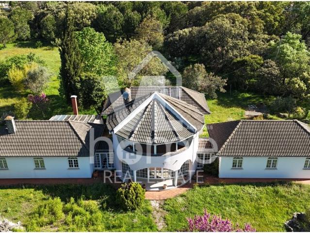 Quinta com Moradia de Arquitetura Única | 10.000 m² de Privacidade a 5 min de Fátima