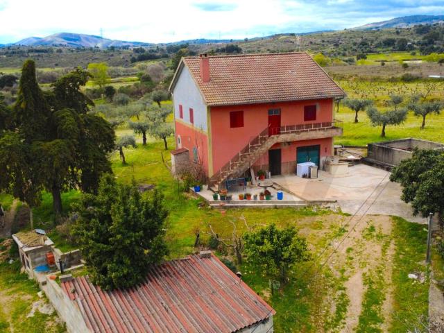 Quinta com moradia e terreno em Vale de Prazeres, Fundão