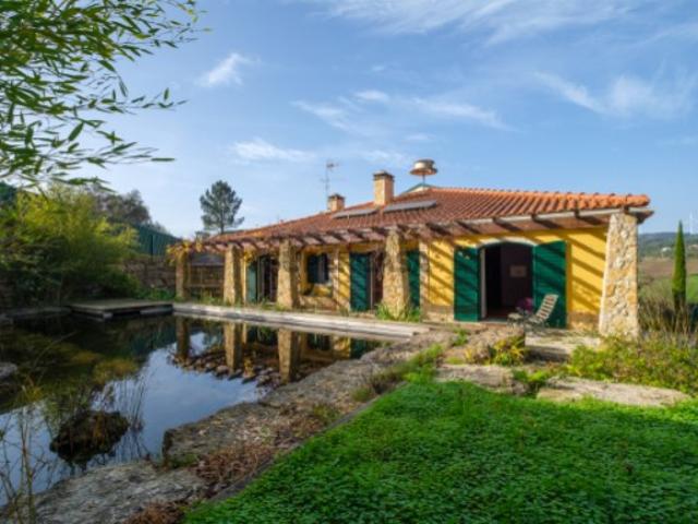 QUINTA com MORADIA, JARDIM e PISCINA no SOBRAL DE MONTE AGRAÇO Distrito de Lisboa