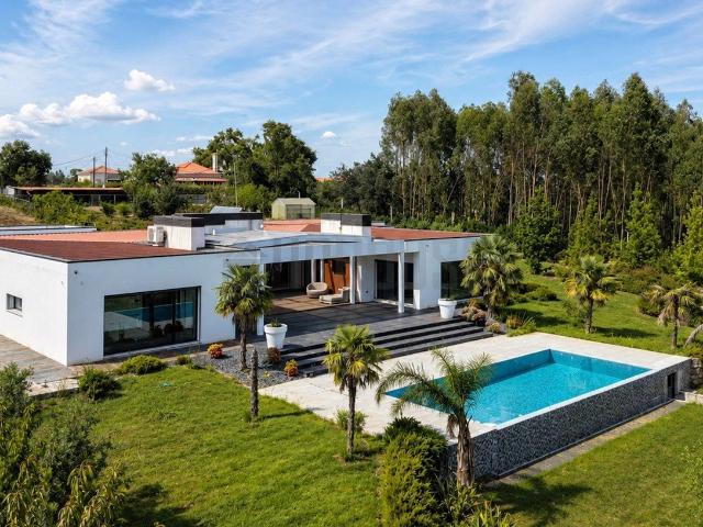 Quinta com Moradia T3 Isolada e Piscina | Água Belas, Ferrei. 260m² Águas Belas