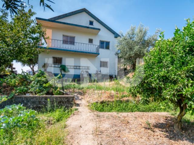 Quinta com Moradia T3, Terreno de 3.960 m² e Água Própria no Teixoso Covilhã