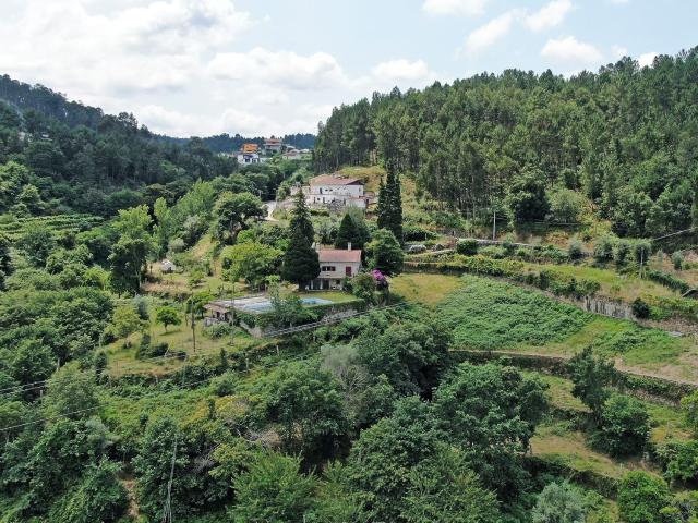 Quinta com moradia T4, com piscina, dois pisos, uma área bruta de construção de 278 m2, e aind.