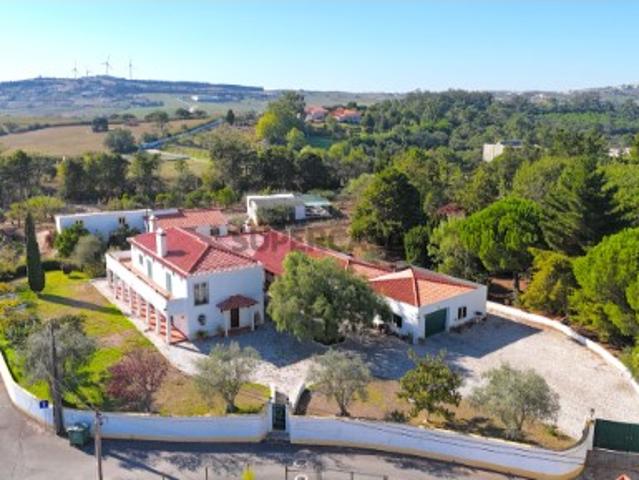 Quinta com moradia T5, casa de caseiros e salão de festas no Turcifal, Torres Vedras