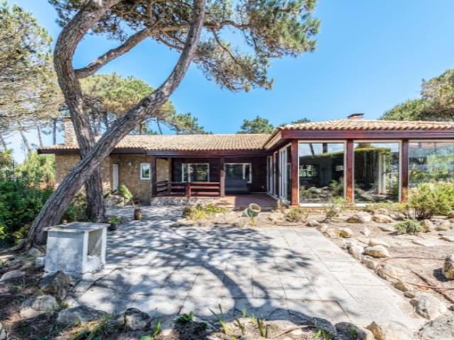 Quinta com Moradia térrea isolada com 5.320 m² de terreno, rodeada de natureza, piscina e campo de ténis, junto a praias São João das Lampas, Sintra