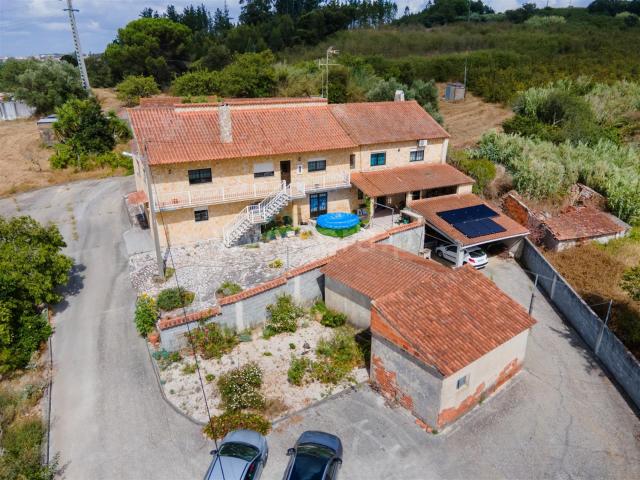 Quinta com Moradia V4 e Terreno 320m² Évora De Alcobaça