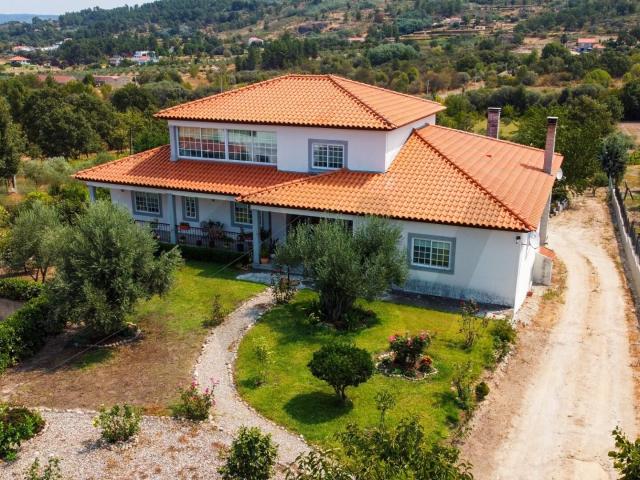Quinta com moradia V6, piscina, olival e outras fruticolas a apenas 15 minutos da Guarda