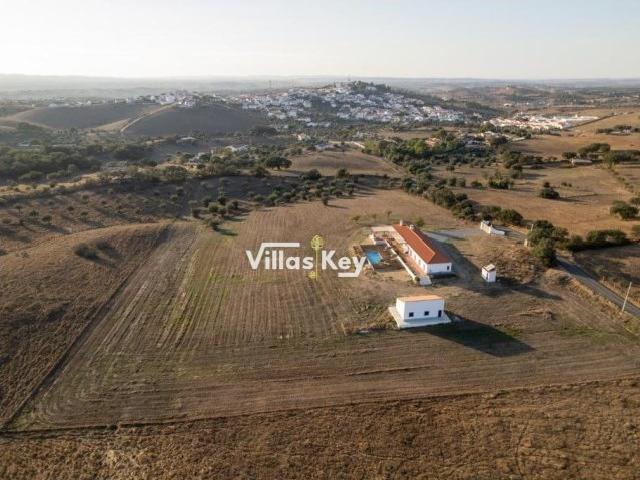 Quinta com área total de 10045m2 e Moradia Remodelada em Excelente Estado de Conservação Ourique. Beja