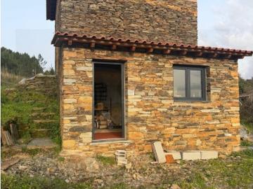 Quinta com casa em pedra, poço e terreno, com vista para a serra
