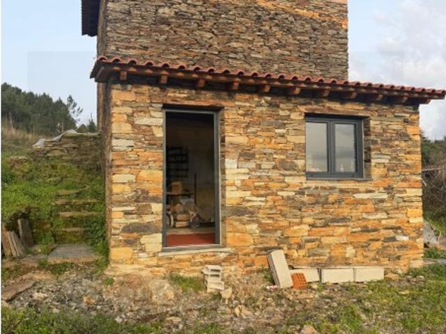 Quinta com casa em pedra, poço e terreno, com vista para a serra