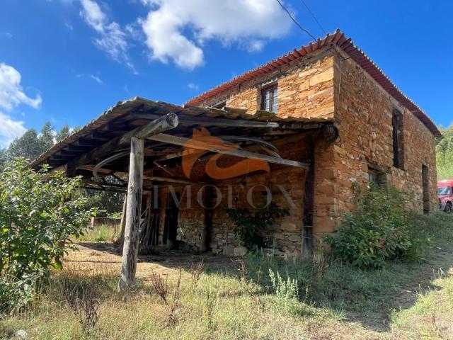Quinta com casa em xisto e terreno com cerca de 2,4 hectares localizada em Espariz, Tábua