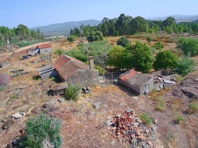 Quinta com casa para recuperar localizada na tranquila Aldeia de Quintas da Torre!