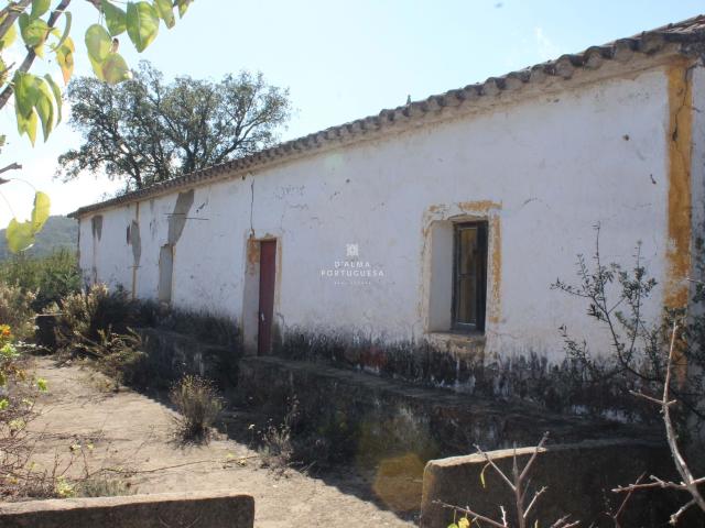 Quinta com casa para reconstruir em São Marcos da Serra