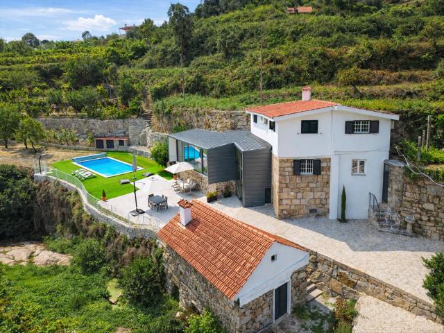 Quinta com Casa Remodelada e Antigo Moinho de Água Junto a R. 113m² Sande e São Lourenço