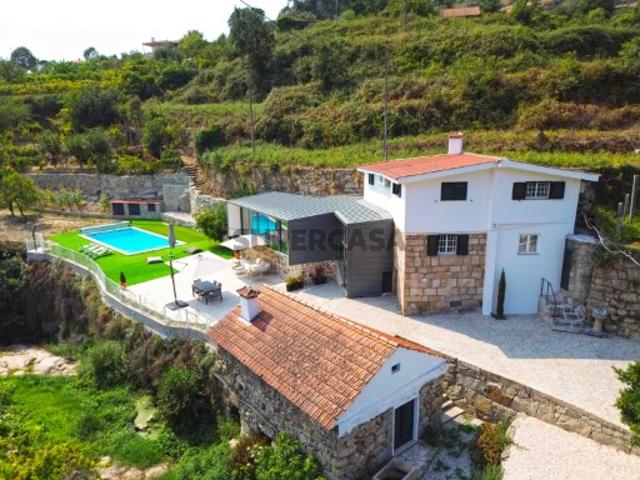 Quinta com Casa Remodelada e Antigo Moinho de Água Junto a Ribeiro