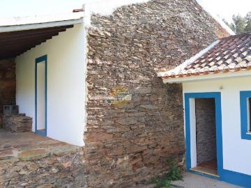 Quinta com Casa Tradicional T3 e Terreno de 5000m² 140m² Luzianes Gare