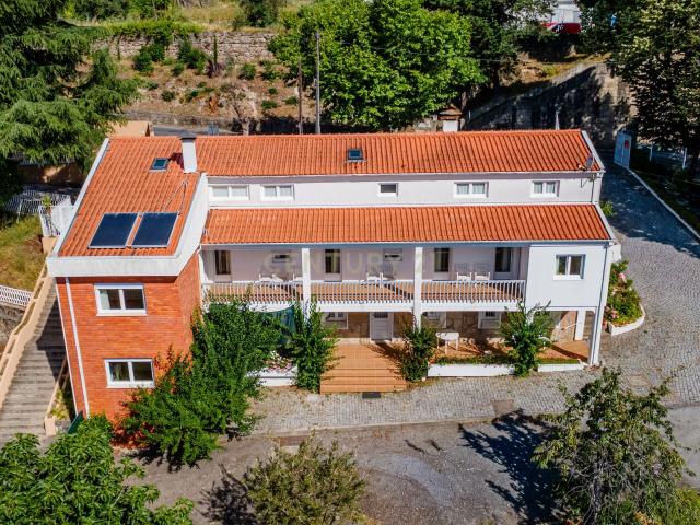 Quinta com cerca de 1 hectare e casa com 11 quartos na Covilhã