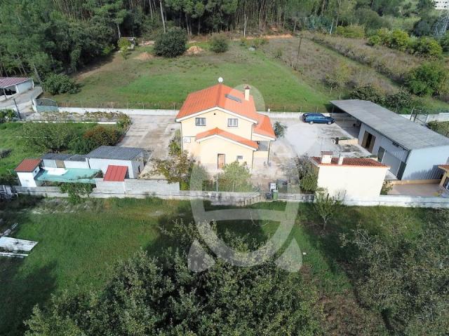 Quinta com com 12.850m2 de terreno em Cernache