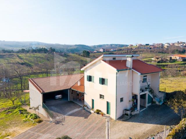 Quinta com duas casas e terreno