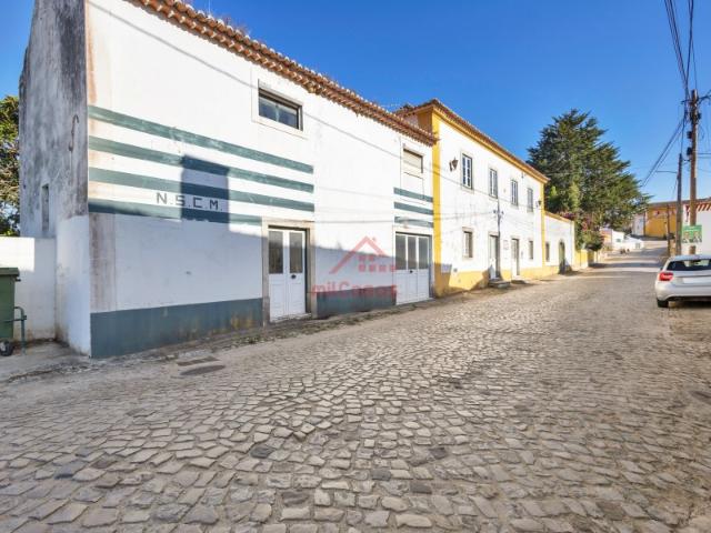 Quintinha com Duas Casas Independentes em zona histórica do Gradil