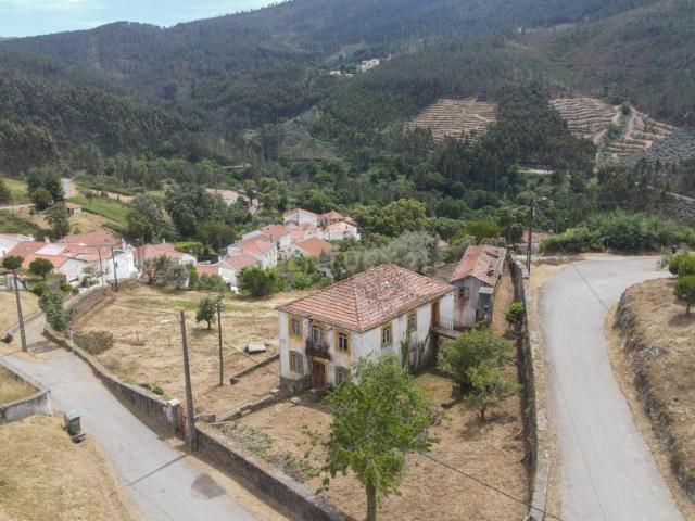 Quinta com duas casas independentes para restaurar e poço