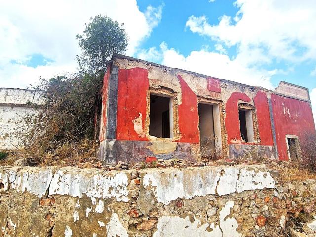 Quinta com duas ruínas independentes para recuperar, situada na encosta nascente do Cerro Cabeça de Câmara