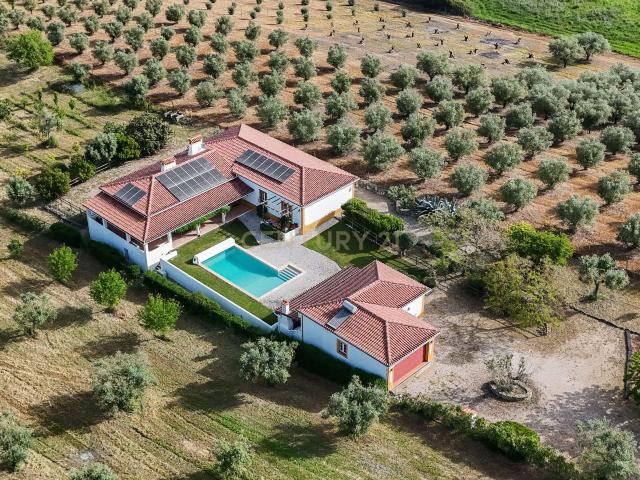 Quinta com piscina e vista sobre o Ribatejo, entre conforto e natureza
