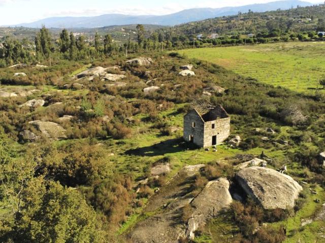 Quinta com Ruina, terreno 5,75Ha, a confrontar com ribeiro