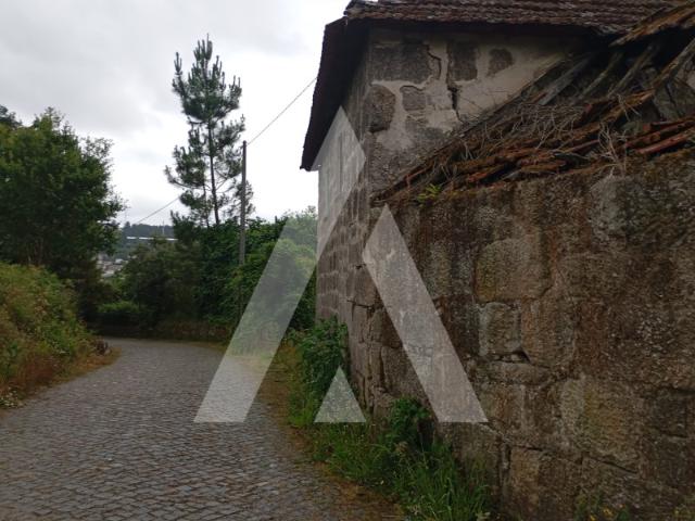 Quinta com terreno em Guilhufe
