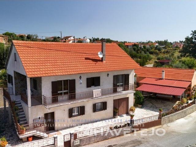 Quinta Com Três Artigos Independentes, Moradia T5 E Excelent. 214m² Graça