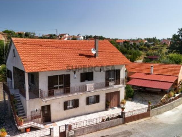 QUINTA COM TRÊS ARTIGOS INDEPENDENTES, MORADIA T5 E EXCELENTE POTENCIAL AGRÍCOLA