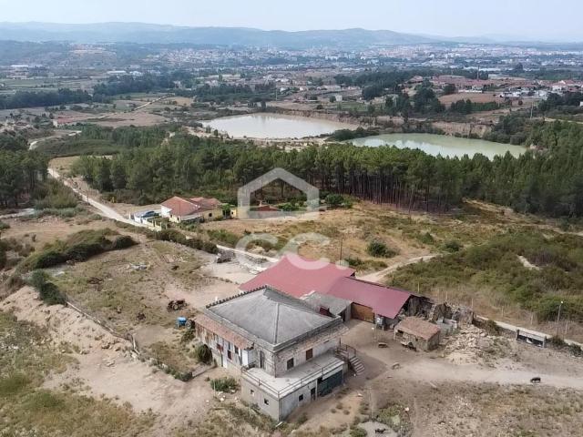 Quinta com uma moradia senhorial a uma distância de 6km do centro da cidade de Chaves