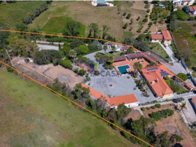 Quinta com 14.920m2 de terreno, 860m2 de área construída, 2 picadeiros, cavalariças, piscina, anexo para habitação, garagem e terreno com agricultura